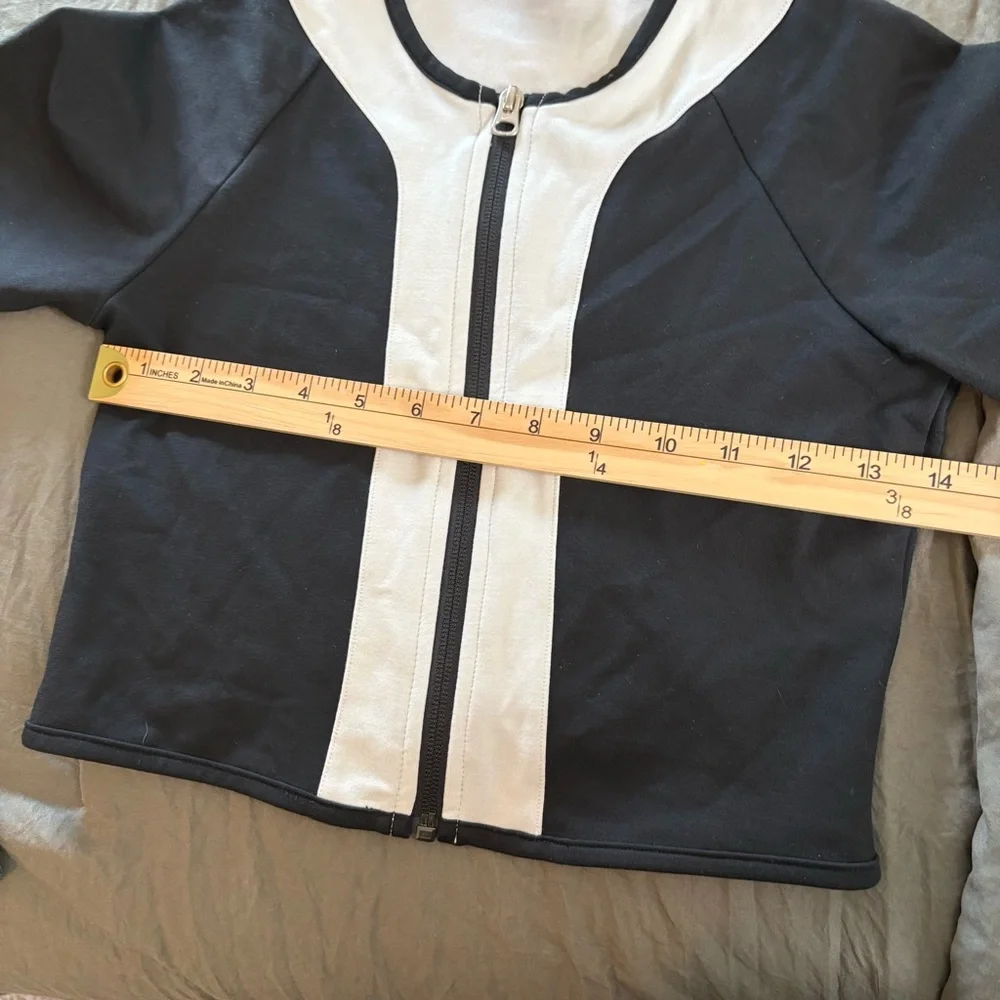 NIKE NSW STREET SHORT SLEEVE TOP. Size Small. - Picture 8 of 9
